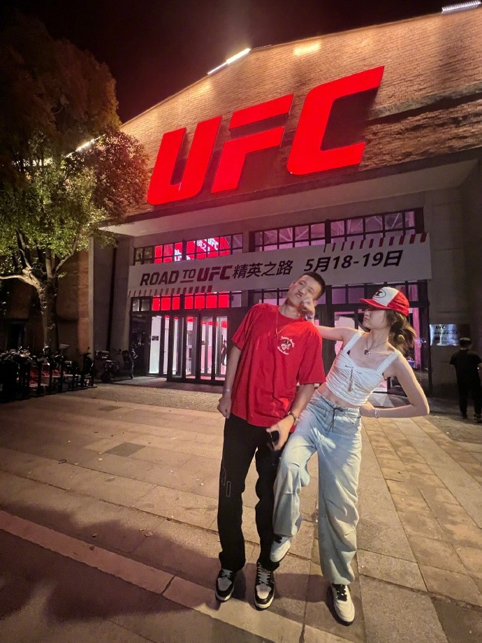 周鹏与妻子观看UFC：场边观赛体验感拉满 为中国力量加油